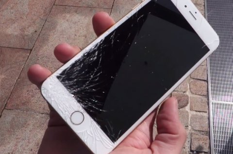 Почему смартфоны падают экраном вниз