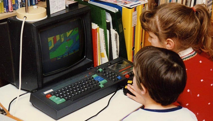 Дети играют в компьютер Amstrad CPC464 в 1988 году.