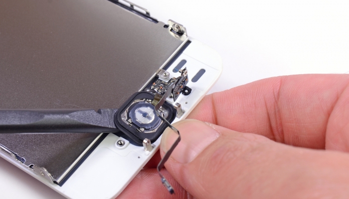Почему не стоит ремонтировать свой iPhone в обычном сервисном центре