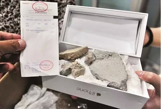 Чехлы и камни вместо iPhone за 8000 тысяч рублей
