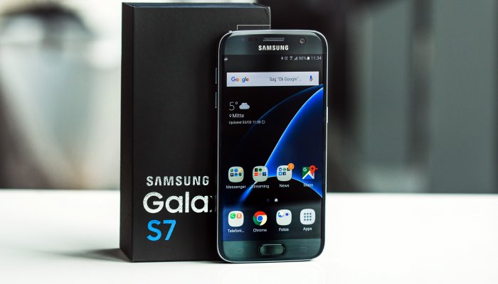 Samsung Galaxy S7 подешевел почти в два раза